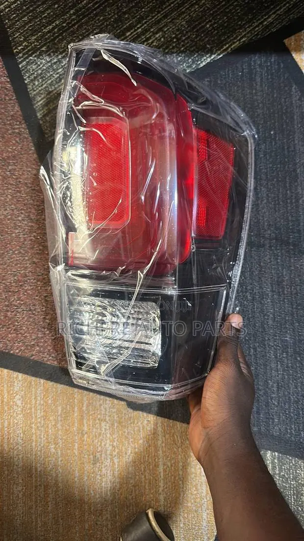 Toyota Tacoma 2016-2021 Taillight Dark · Photo 1