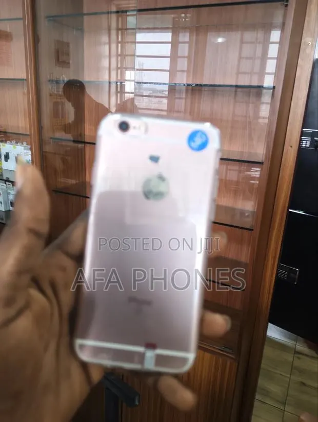 Apple iPhone 6s 64 GB Gold · Photo 1