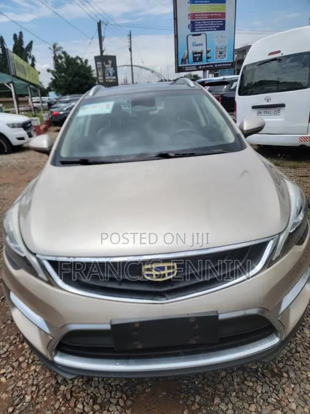 Geely Emgrand EV450 2018 Gold · Photo 1