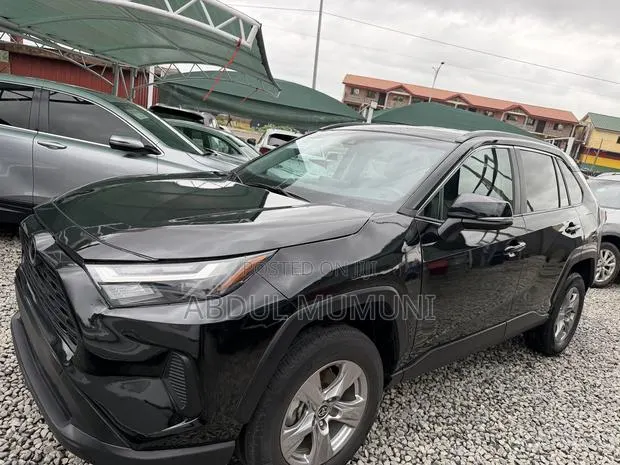 Toyota RAV4 XLE 2025 Black · Photo 1