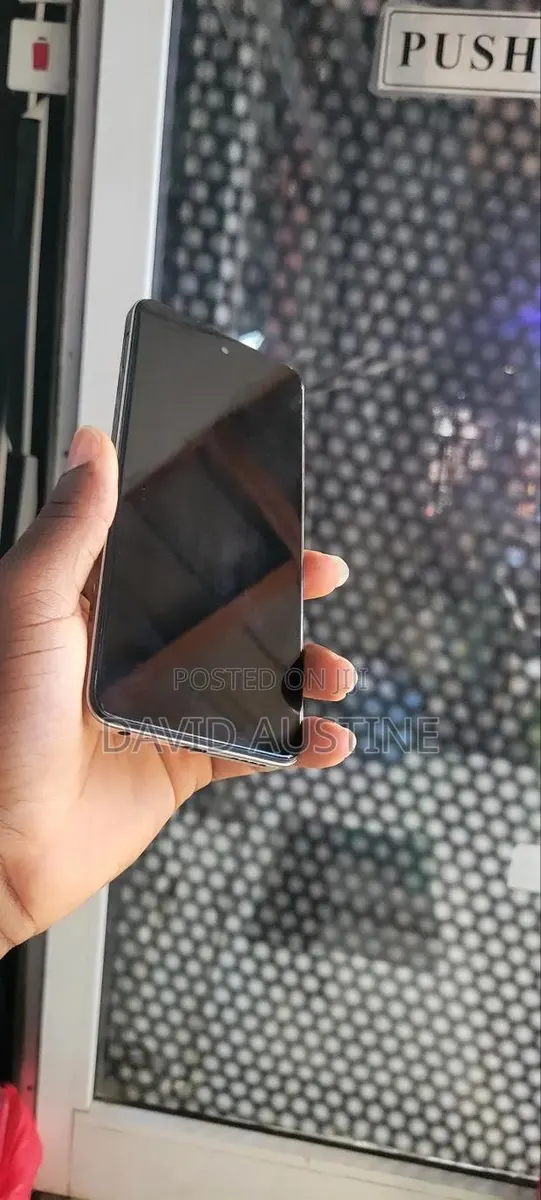 Infinix Hot 40i 128 GB Gold · Photo 1