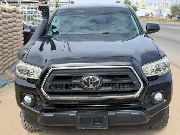 Toyota Tacoma SR5 2022 Black · Photo 1
