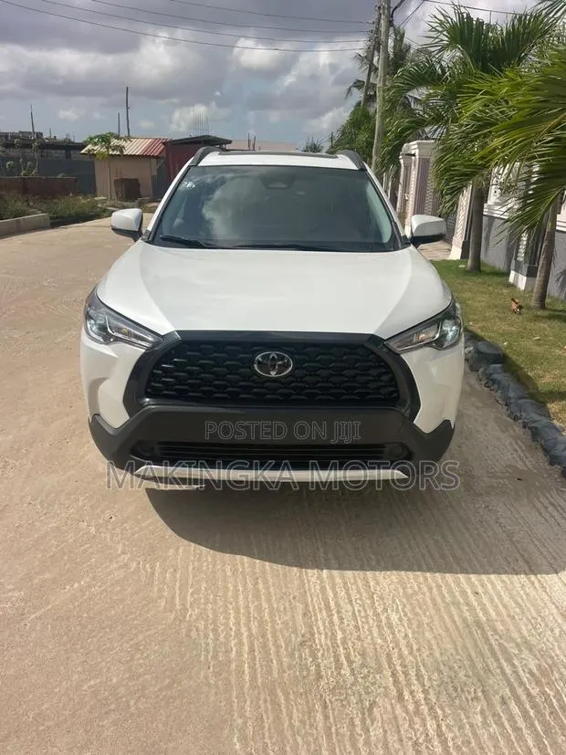 Toyota Corolla Cross LE AWD 2023 White · Photo 1