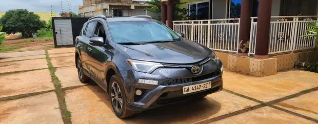 Toyota RAV4 LE 4dr SUV AWD (2.5L 4cyl 6A) 2018 Gray · Photo 1