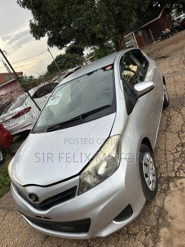 Toyota Vitz 1.5 FWD 5dr 2013 Silver · Photo 1