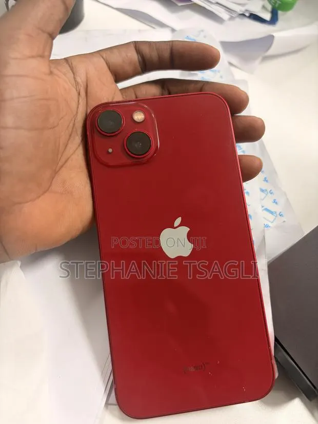 Apple iPhone 13 128 GB Red · Photo 1