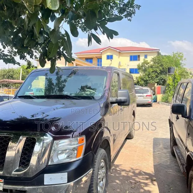 Nissan NV3500 2015 Burgundy · Photo 1