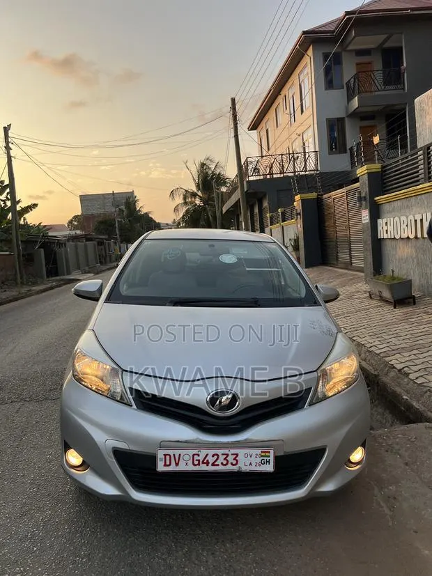Toyota Vitz 1.3 AWD 5dr 2012 Silver · Photo 1