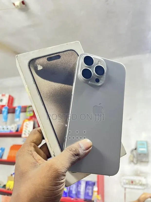 Apple iPhone 15 Pro Max 256 GB Silver · Photo 1