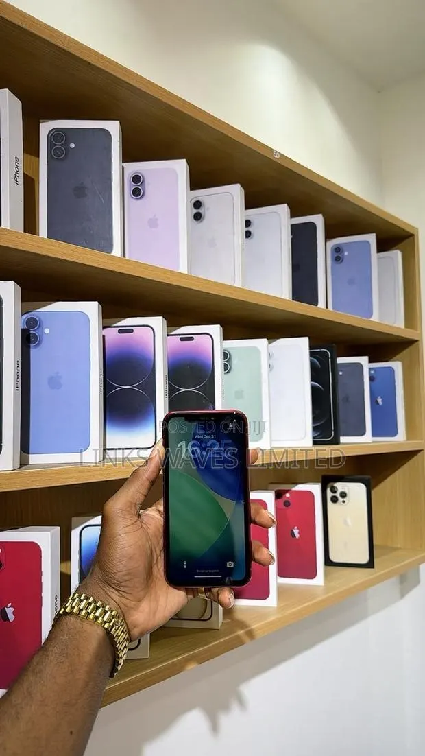 New Apple iPhone 11 128 GB Red · Photo 1