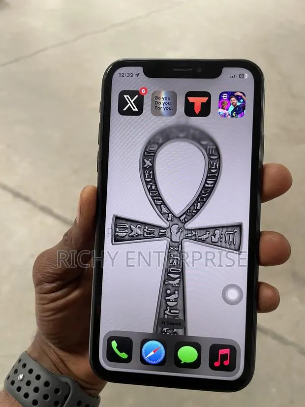 Apple iPhone XR 64 GB Black · Photo 1