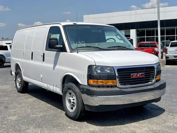 GMC Savana 2011 White · Photo 1