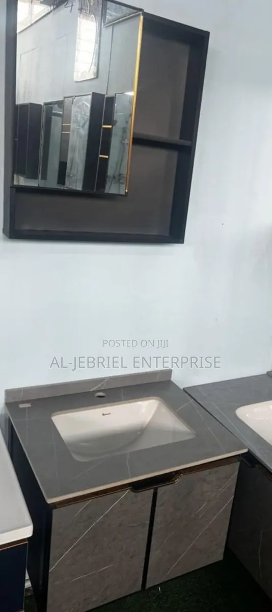 Cabinet Basin + Mirror · Photo 1
