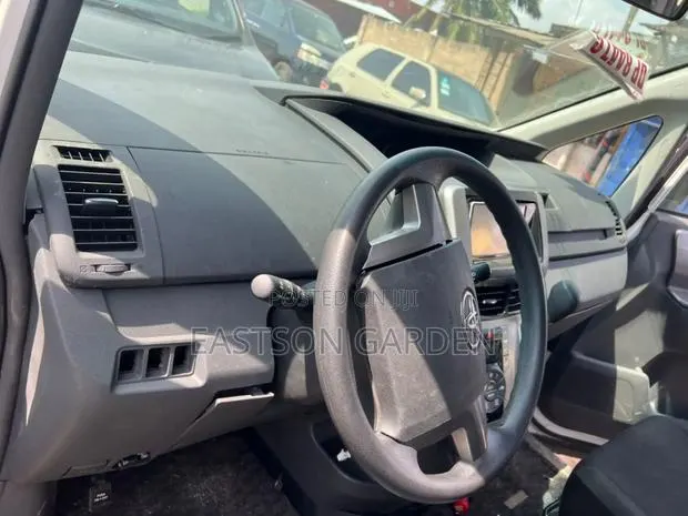 Toyota Voxy 2012 Black · Photo 6