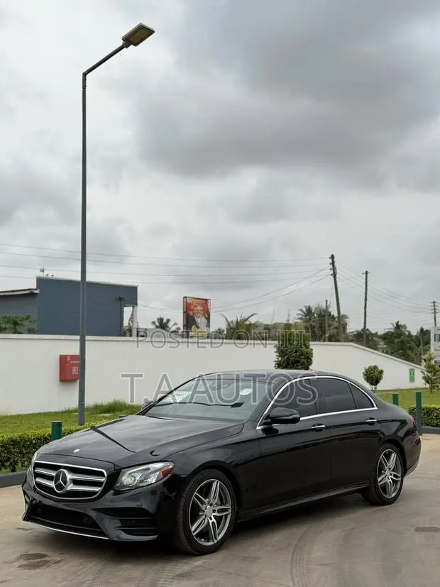 Mercedes-Benz E300 2018 Blue · Photo 1