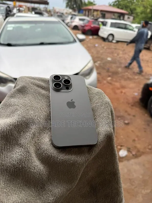 Apple iPhone 15 Pro 128 GB Silver · Photo 1