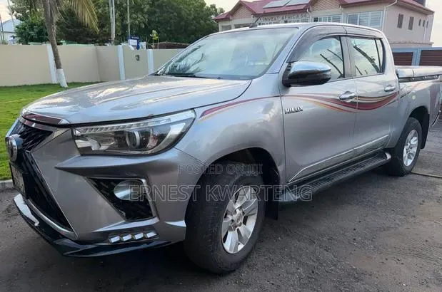 Toyota Hilux 2020 Gray · Photo 1
