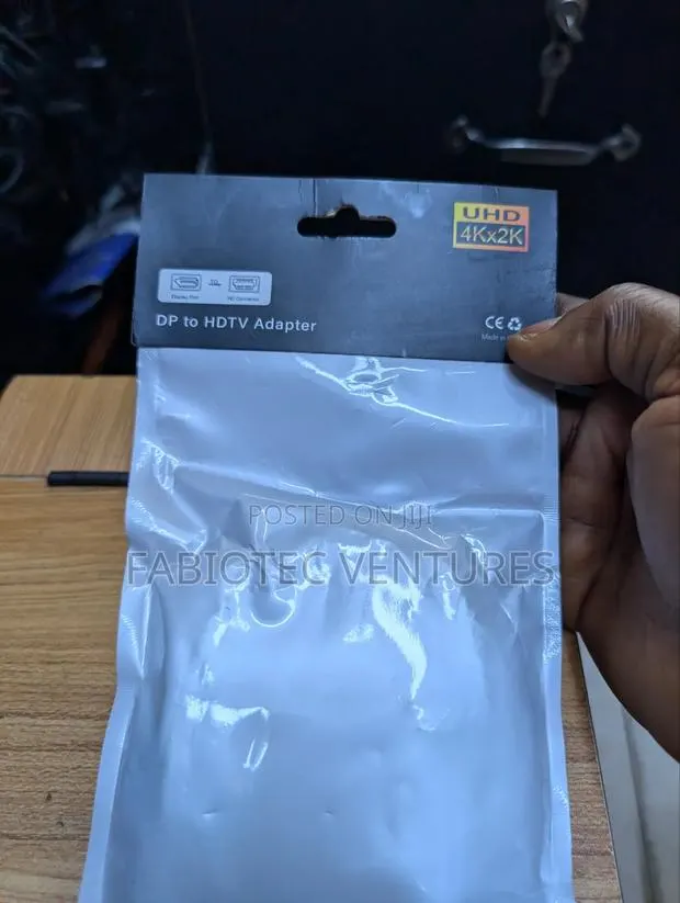 Display Port to HDMI TV Adapter · Photo 1