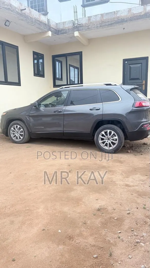 Jeep Cherokee Latitude 4dr SUV (2.4L 4cyl 9A) 2015 Gray · Photo 1