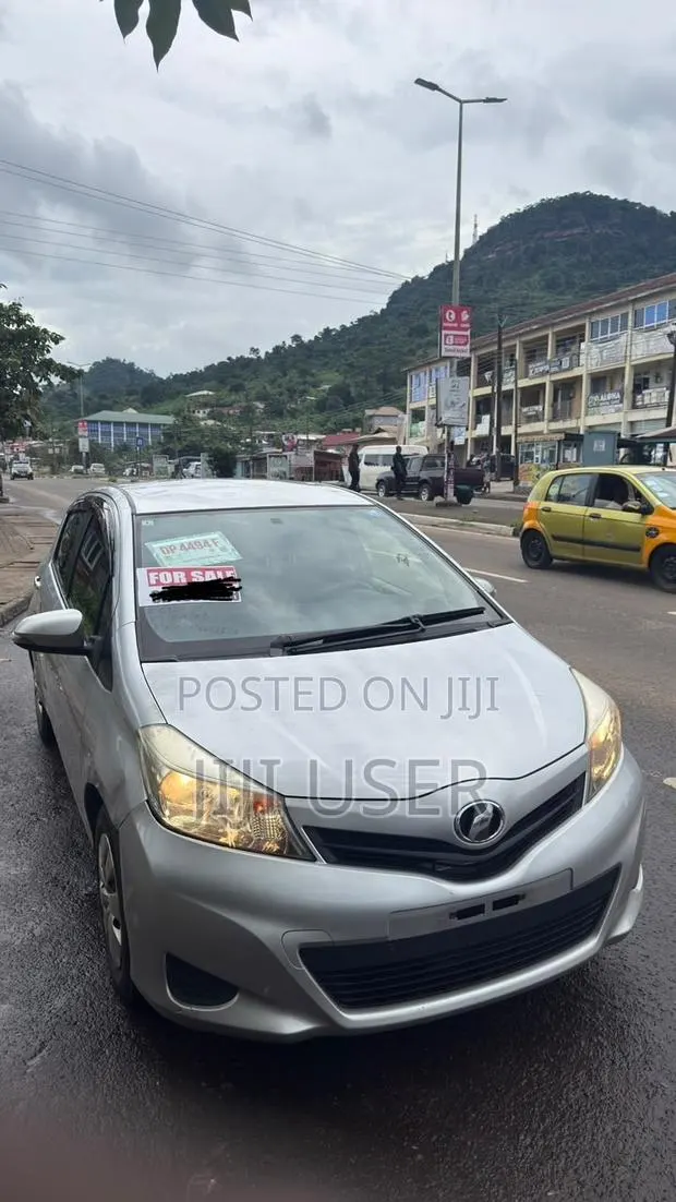 Toyota Vitz 1.3 AWD 5dr 2014 Silver · Photo 1