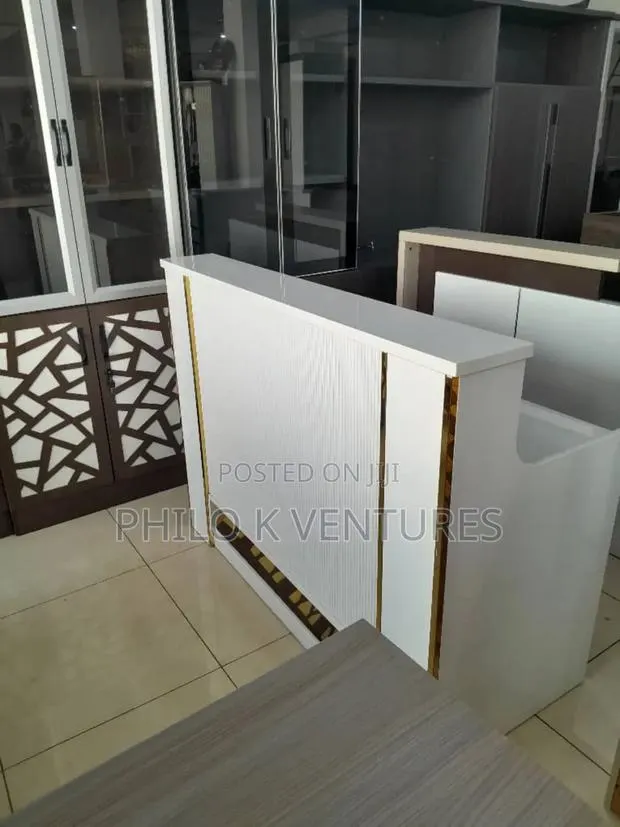 Teller Window Table · Photo 1
