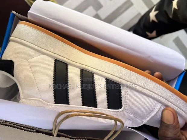 Adidas Low Top Sneakers · Photo 1