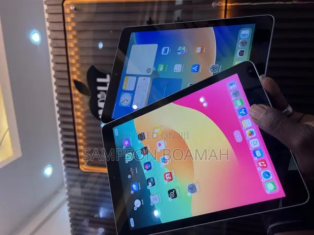 New Apple iPad 9.7 32 GB Silver · Photo 1
