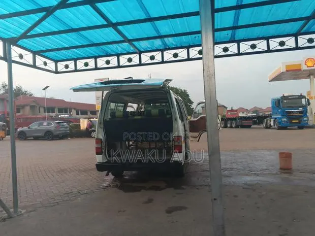 Nissan Caravan (Urvan) 1998 White · Photo 1