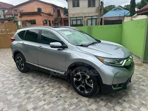 Honda CR-V Touring 4dr SUV (1.5L 4cyl CVT) 2017 · Photo 1