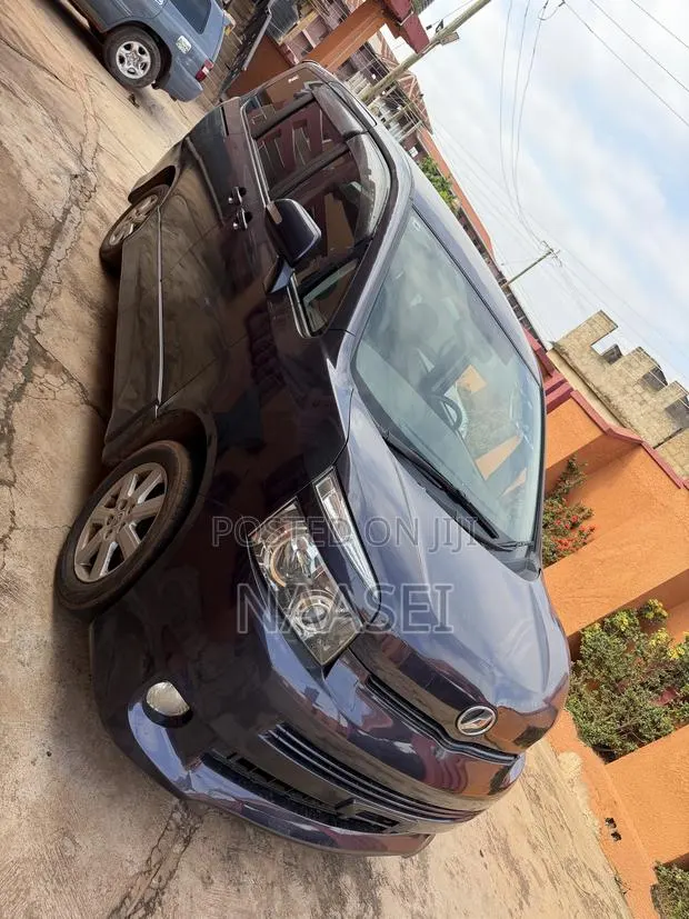 Toyota Voxy V 4WD 8-Seater 2010 Blue · Photo 1
