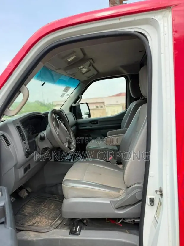 Nissan NV200 2017 Red · Photo 4
