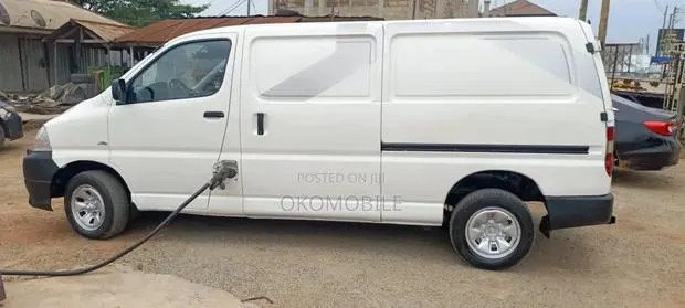 Toyota HiAce 2011 White · Photo 6