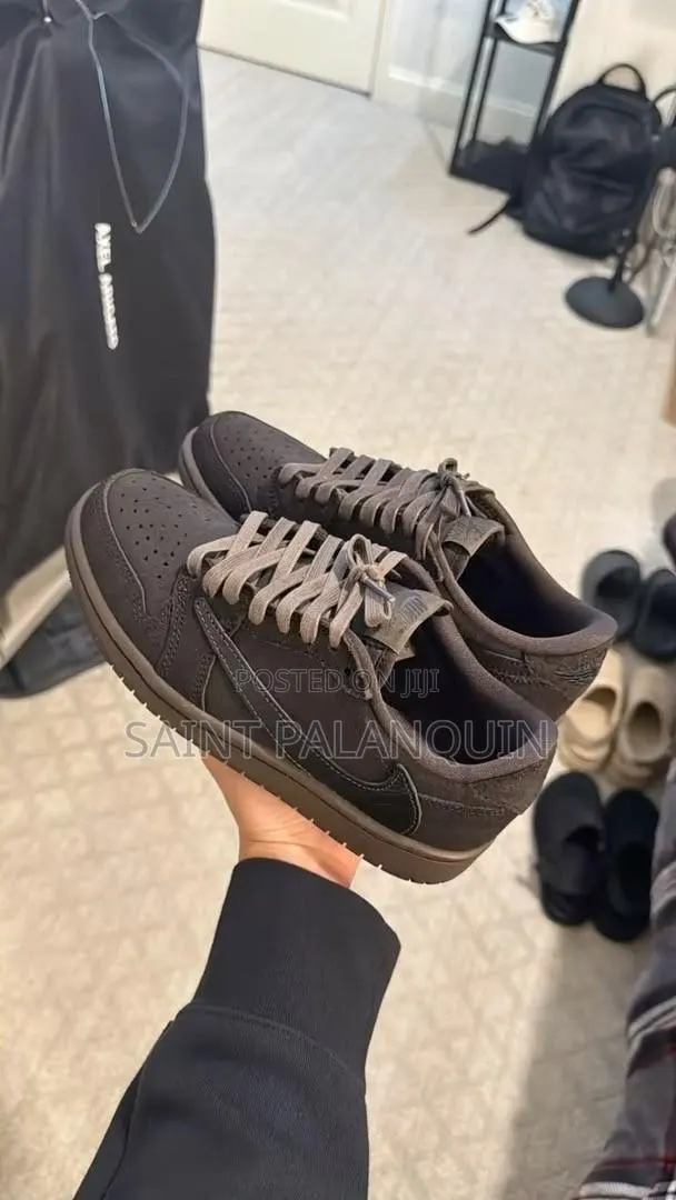 The Travis Scott X Air Jordan 1 Low OG 'Velvet Brown' · Photo 1