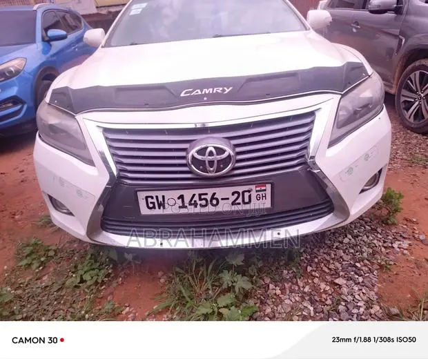 Toyota Camry 2010 White · Photo 1