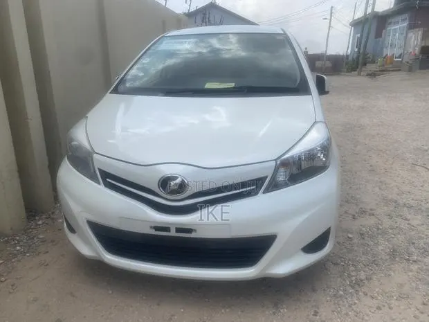Toyota Vitz 1.3 AWD 3dr 2014 White · Photo 1