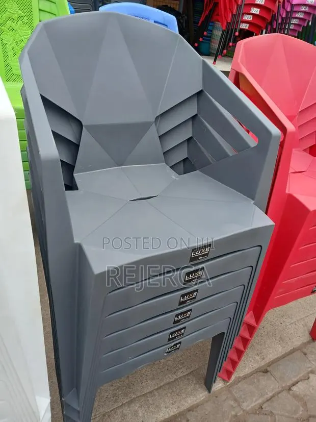 Diamond Plastic Chair · Photo 1