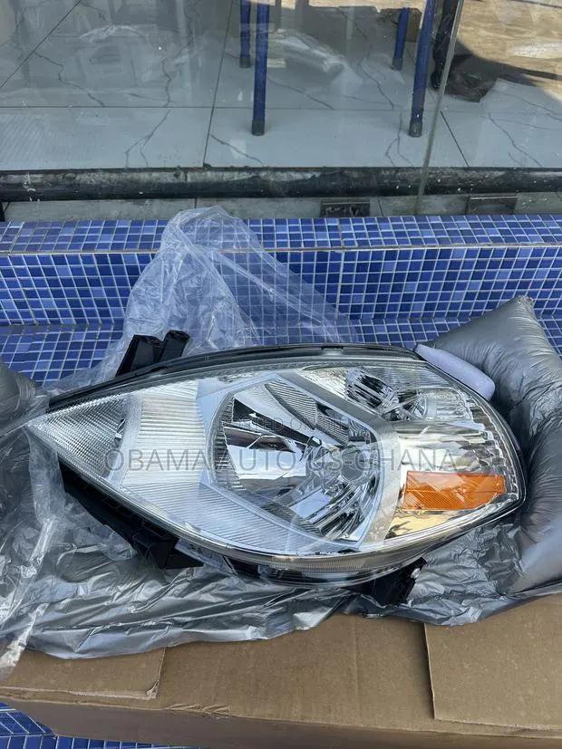 Nissan Versa Headlight 2007 2008 2009 2010 2011 Head Light · Photo 1