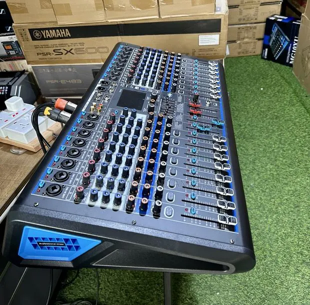 Yamaha YS16 16 Channels Powered Mixer With DSP Effect · Photo 1