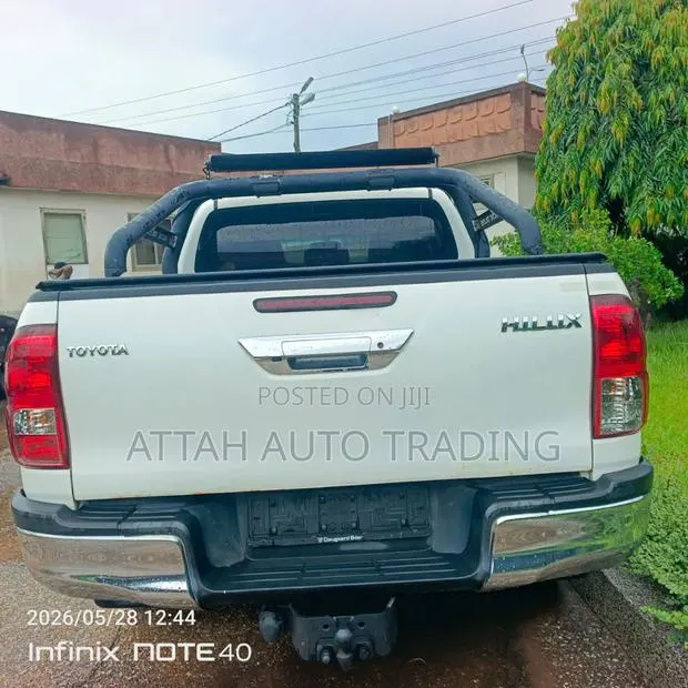 Toyota Hilux 2017 White · Photo 1