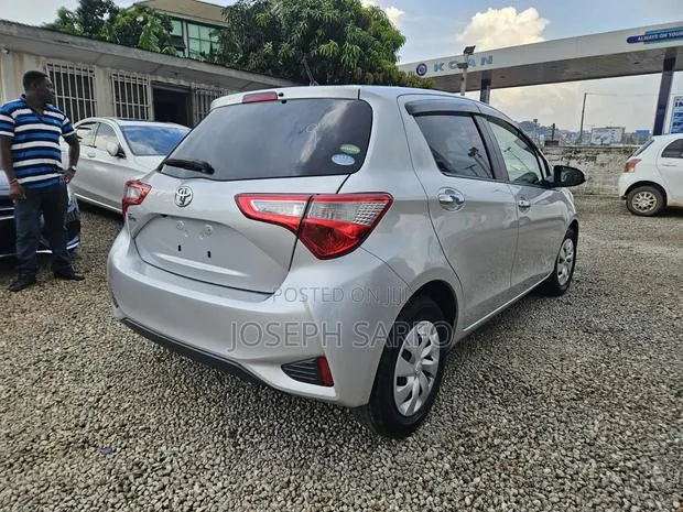 Toyota Vitz 1.3 FWD 5dr 2017 Silver · Photo 1