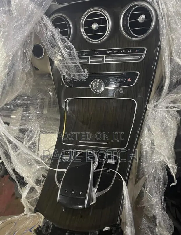 2015-2021 Mercedes-Benz C-Class (W205) Center Dash and Console · Photo 1