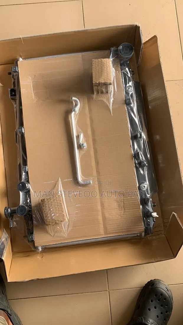 Toyota Rav4 Radiator 2003-2005 · Photo 1