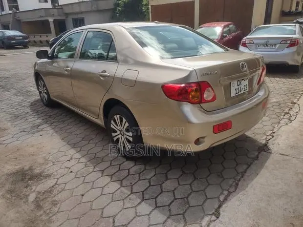 Toyota Corolla LE 4dr Sedan (1.8L 4cyl 4A) 2010 Gold · Photo 7