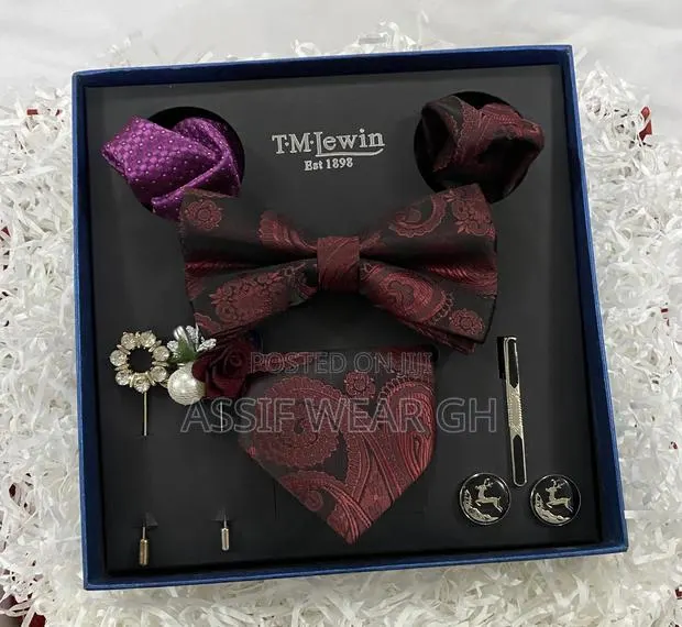 Classic Elegance Bow Tie · Photo 1