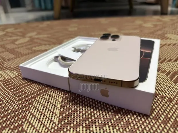 Apple iPhone 16 Pro Max 256 GB Gold · Photo 1