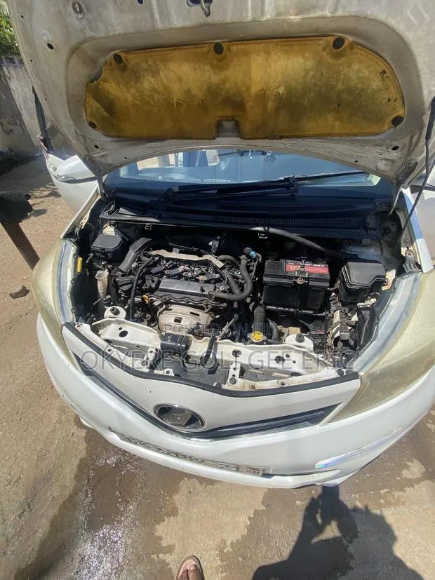 Toyota Vitz 1.3 AWD 3dr 2010 Off white · Photo 1