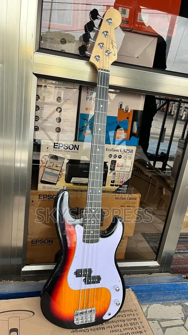 4 String Bass Gutair · Photo 1