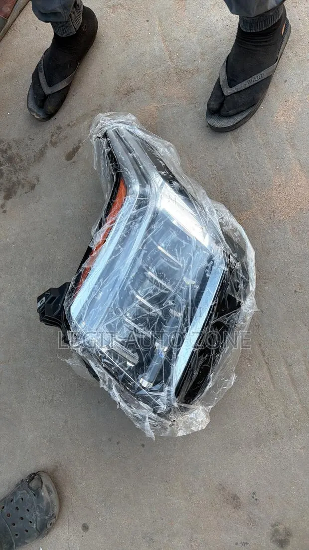 Cadillac Escalade 2015,2016,2017, Headlight Available · Photo 1