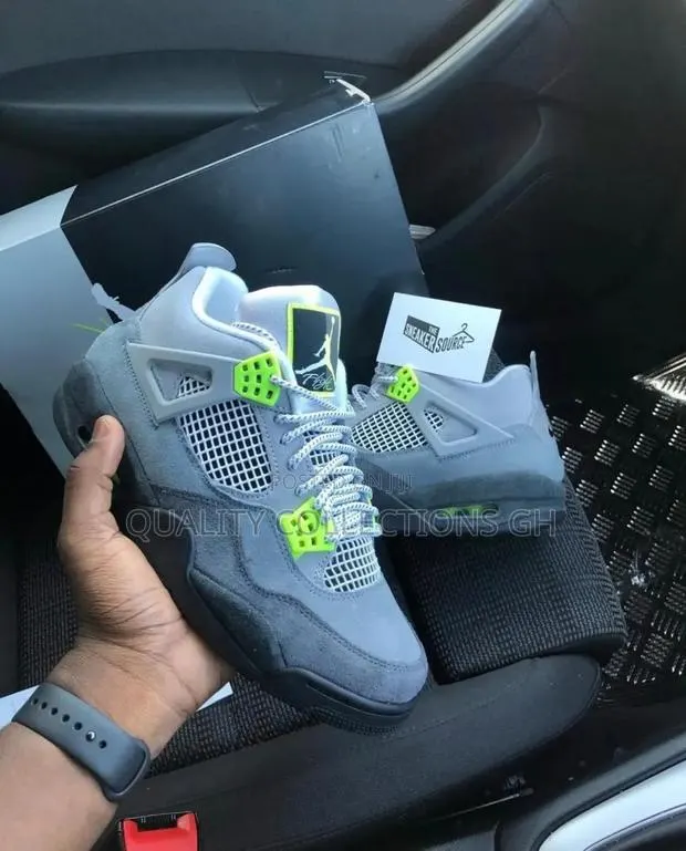 Jordan 4 Cool Grey Neon · Photo 1