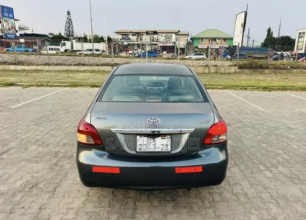 Toyota Yaris 2010 Black · Photo 1
